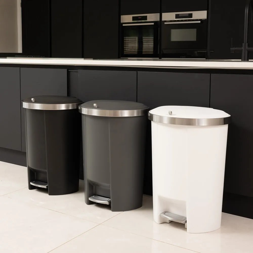 Biely nášľapný plastový odpadkový kôš 50 l – Addis