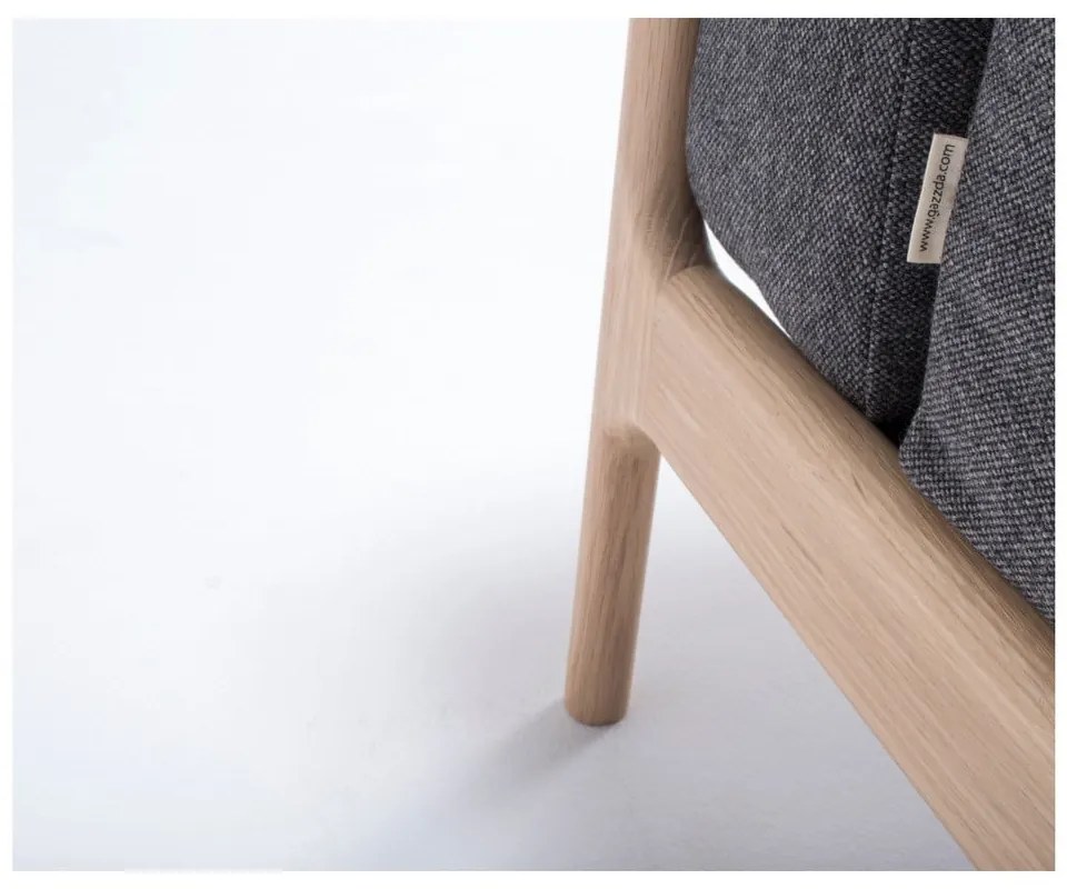 Kreslo s konštrukciou z dubového dreva s tmavosivým textilným sedadlom Gazzda Fawn