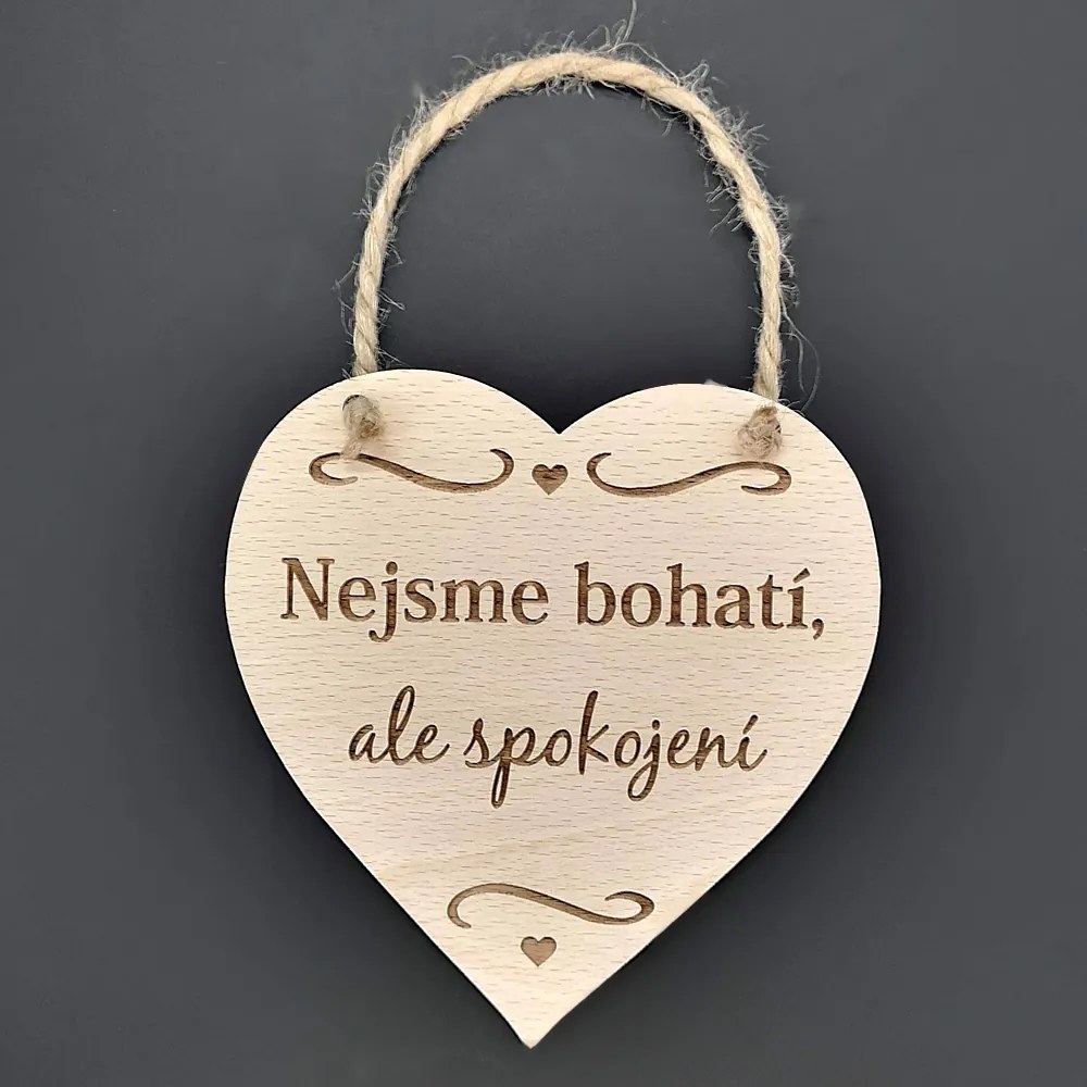AMADEA Drevené srdce s textom Nie sme bohatí, ale spokojní, masívne drevo, 16 x 15 cm
