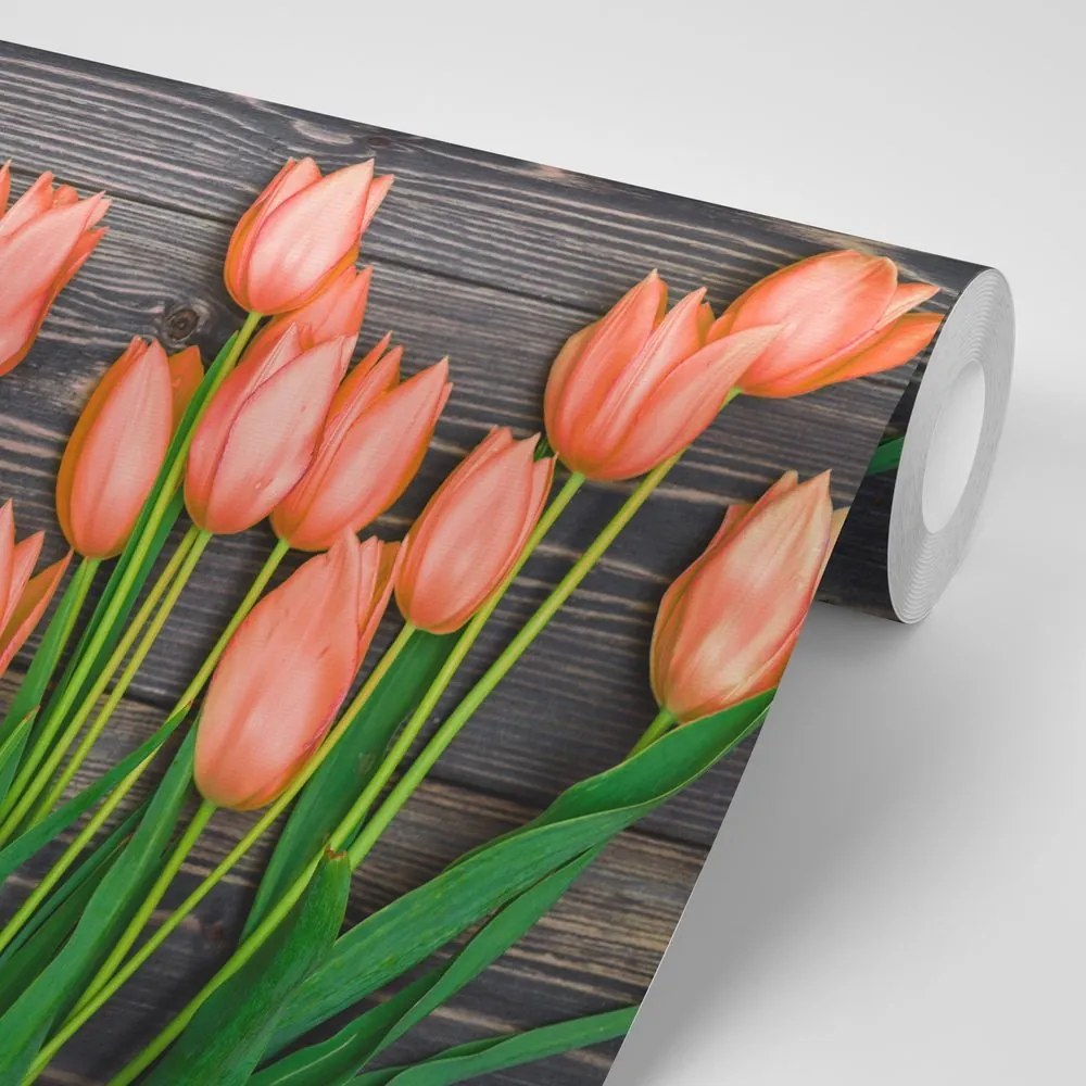 Samolepiaca fototapeta oranžové tulipány na drevenom podklade - 150x100