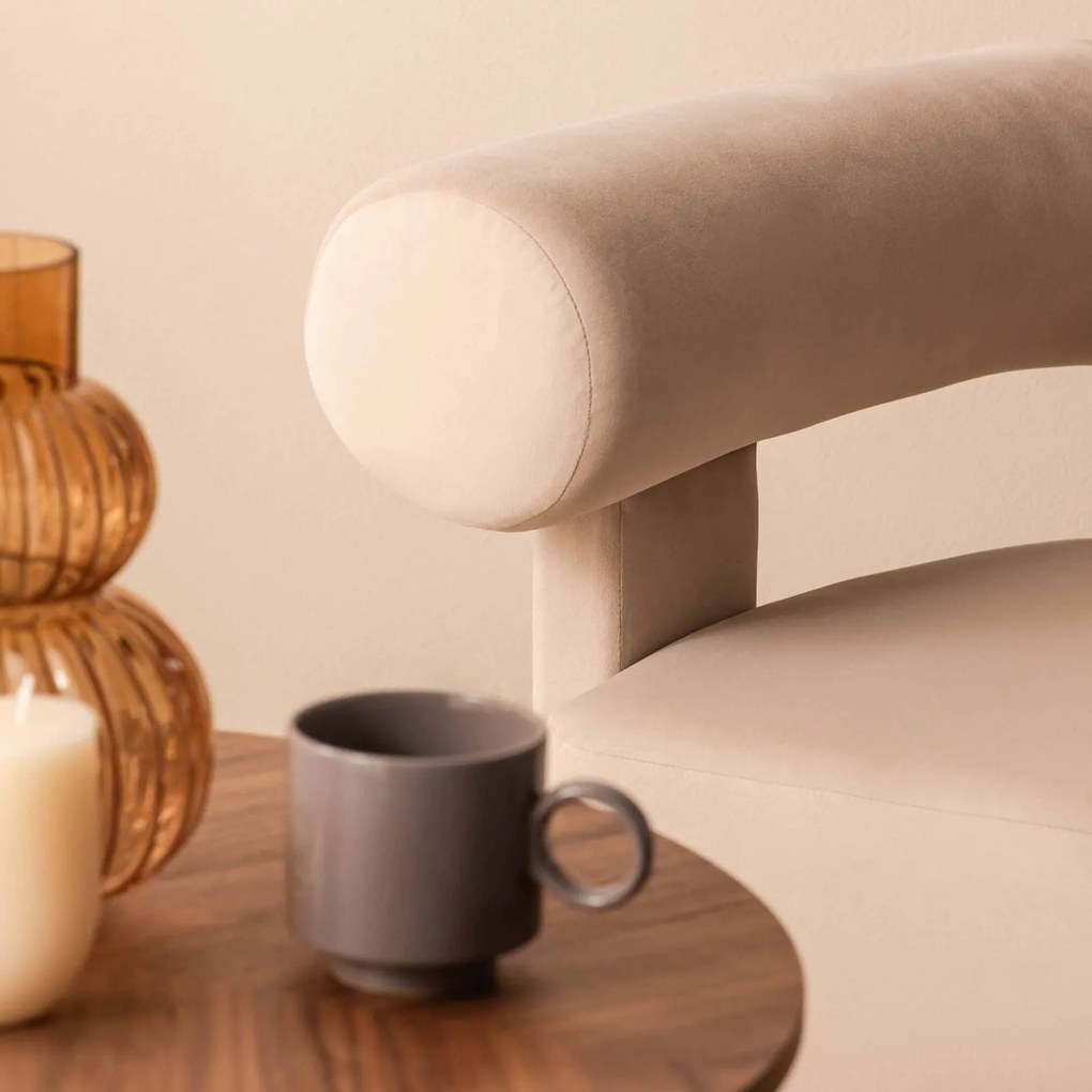 Designové sametové křeslo HELLA světle béžové