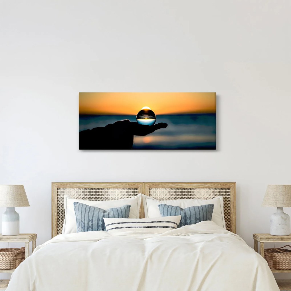 Obraz sklenenej gule v dlani (120x50 cm)