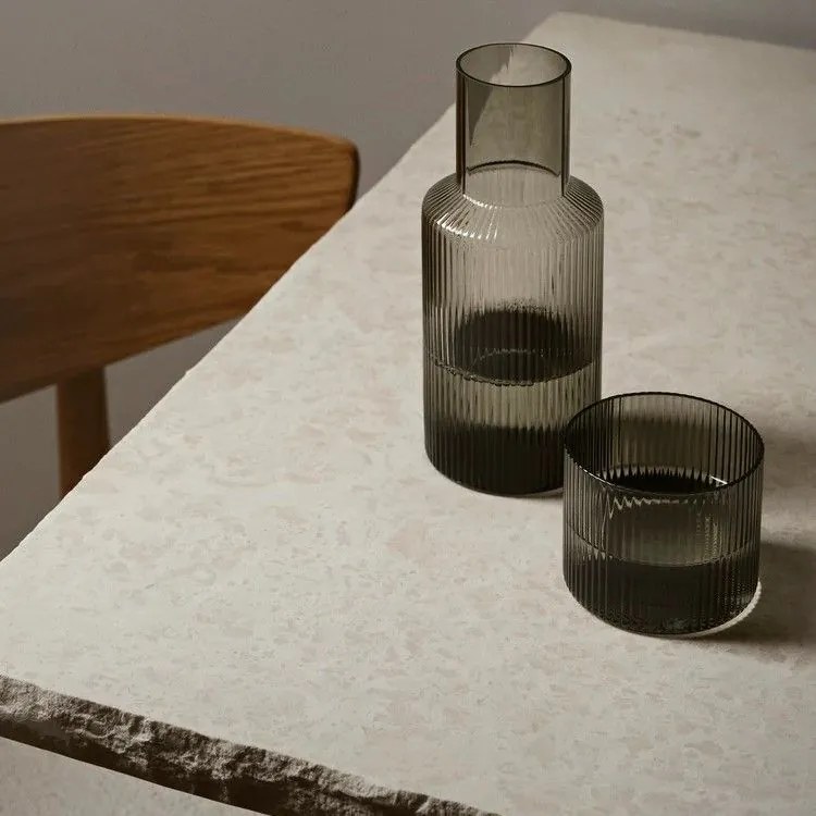 Ferm LIVING Set pohár a karafa Ripple dymový 500 ml