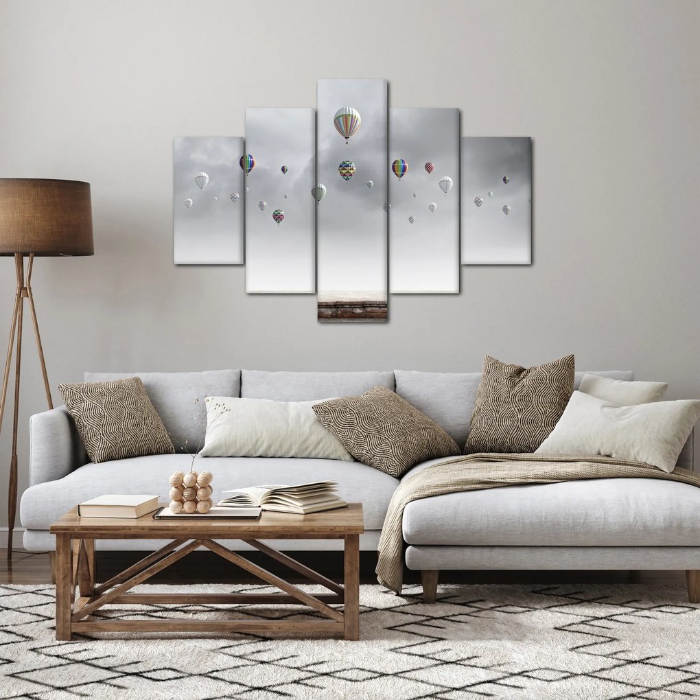Obraz - Balóny nad tehlovou stenou (150x105 cm)