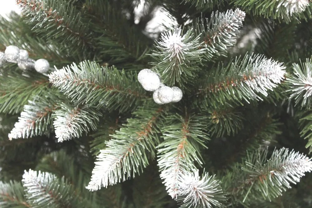 Vianočný smrek s jarabinou v striebornej farbe 150 cm