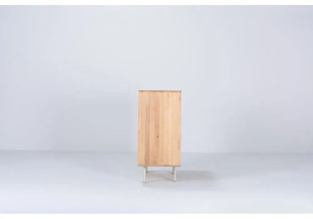 Nízka komoda z dubového dreva v bielo-prírodnej farbe 118x100 cm Fina – Gazzda