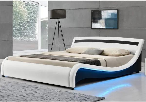 Čalúnená posteľ ,,Malaga" 140 x 200 cm s LED panelmi po bokoch - biela