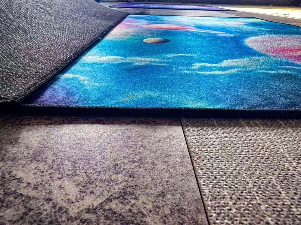 Koberec Galaxia – vesmírny vzor, viacfarebný, protišmykový Rozmer: 100x150 cm