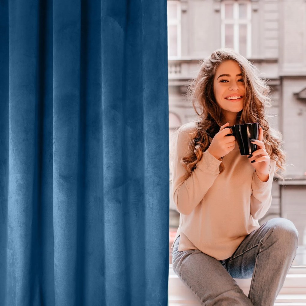 ZATEMŇOVACÍ ZÁVES NA PÁSKE ROSA 135X300 CM TMAVOMODRÁ