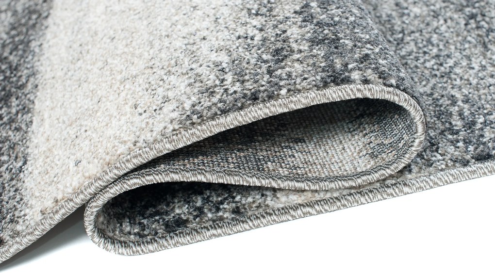 TA Koberec K206A TMAVOSIVÉ SARI B1X Rozmer: 70x500 cm