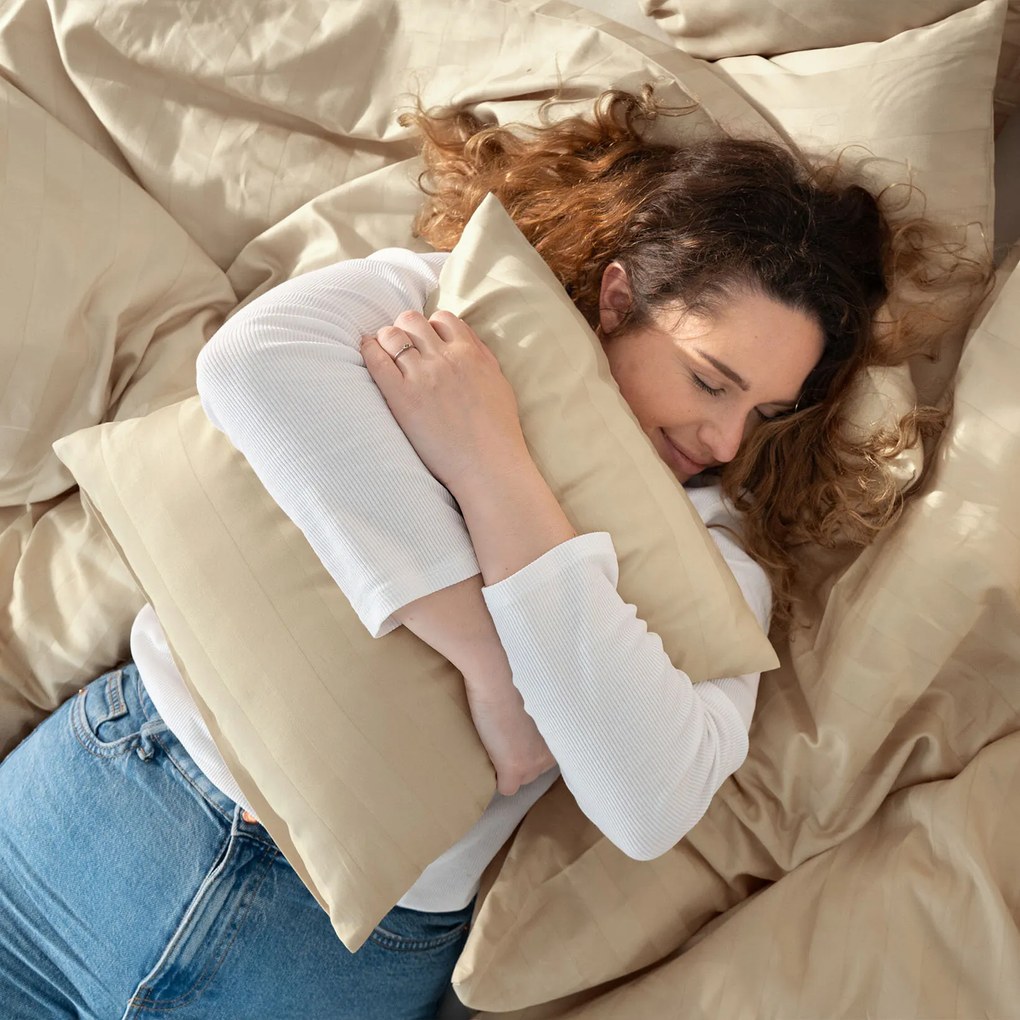 Goldea damaškové posteľné obliečky - zlaté prúžky so saténovým leskom 140 x 220 a 70 x 90 cm