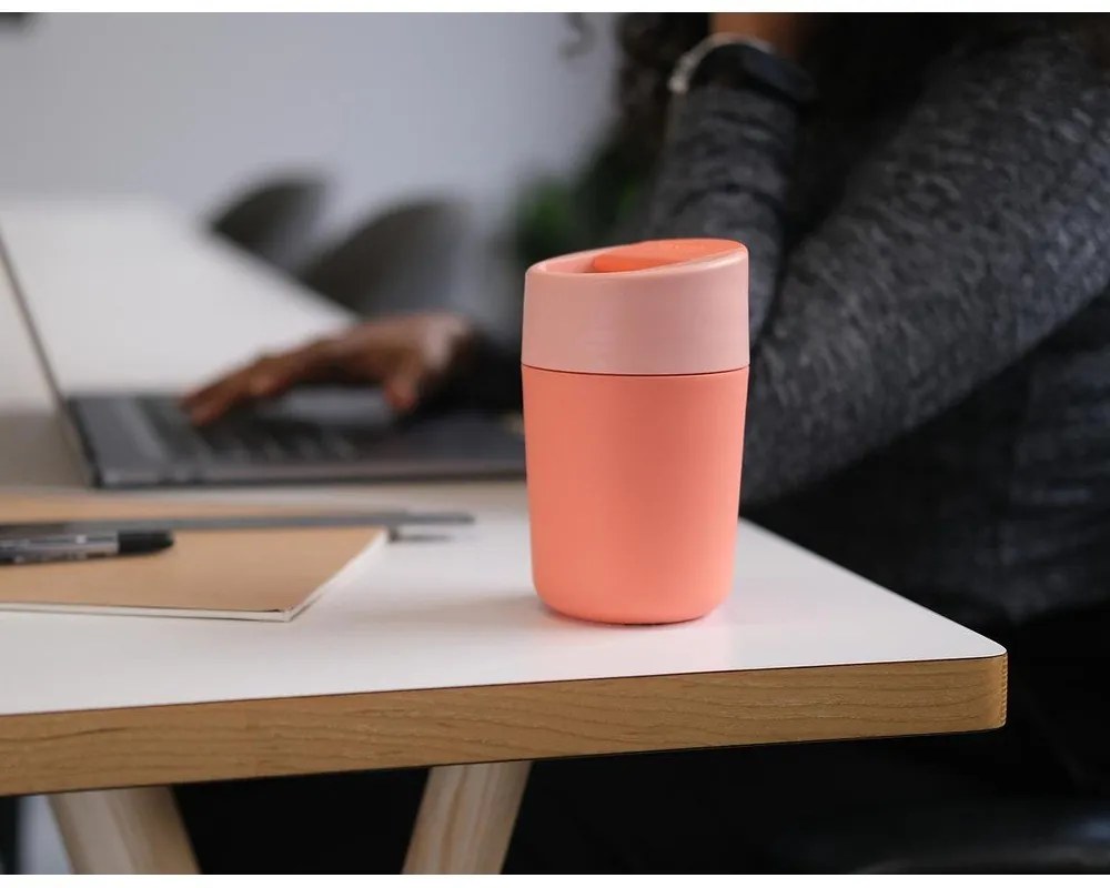 Oranžový cestovný hrnček 450 ml Sipp – Joseph Joseph