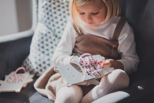 Montessori drevená prepletacia hračka - pán medveď