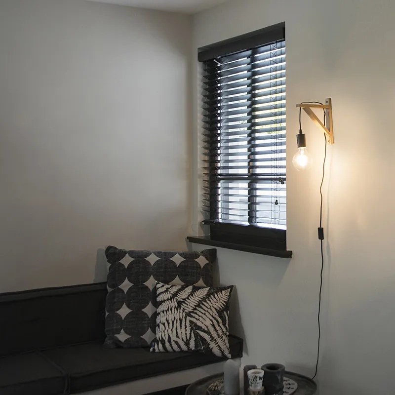 Drevená nástenná lampa s čiernou - Galgje