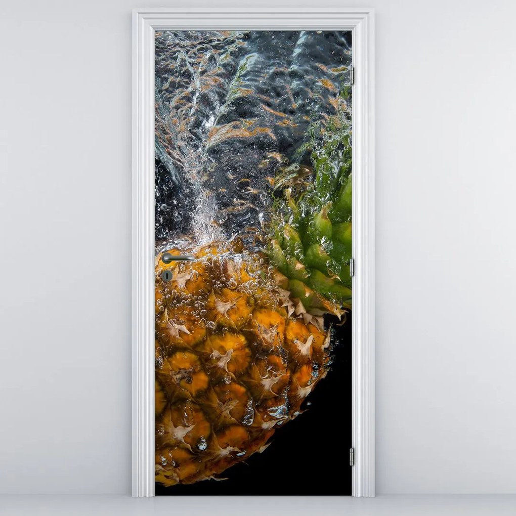 Fototapeta na dvere - Ananás vo vode (95x205cm)