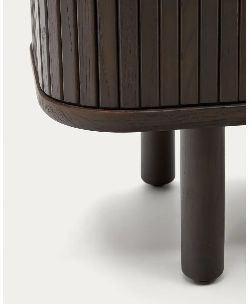 Tmavohnedá nízka komoda v dekore jaseňa s posuvnými dverami 180x75 cm Mailen – Kave Home