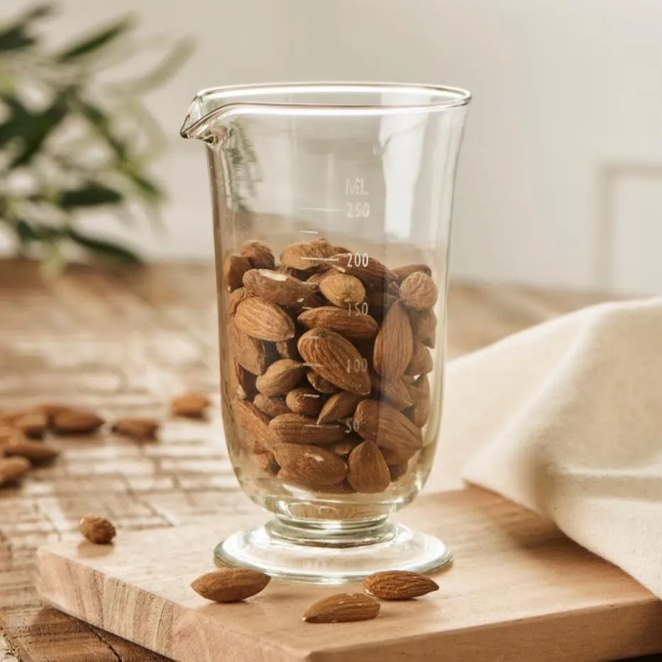 Ib Laursen Sklenená odmerka s nálevkou 250 ml