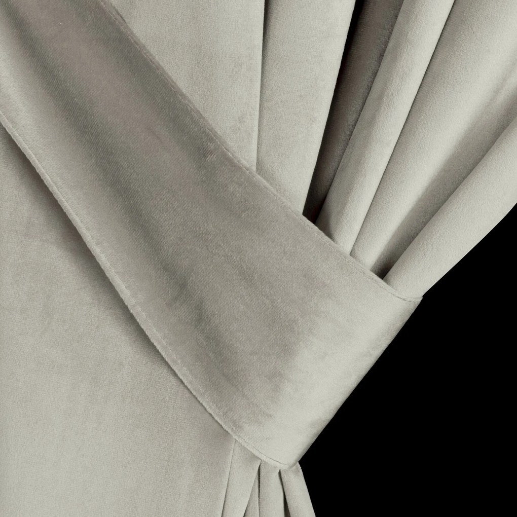 ZATEMŇOVACÍ ZÁVES NA KRÚŽKOCH ANTARA 140X270 CM STRIEBORNÁ