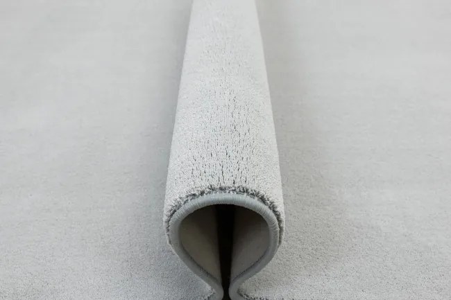 Metrážny koberec Lexus 172 svetlosivý