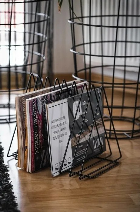 Držiak na časopisy Alvin, čierna
