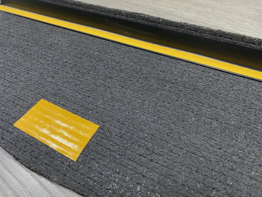 Nášľapy na schody Quick step šedý polkruh, samolepiaci - 24x65 polkruh (rozmer vrátane ohybu) Vopi