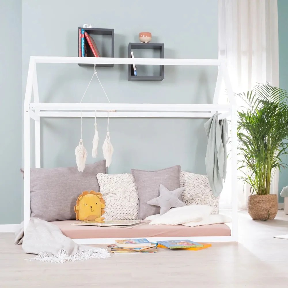 Biela domčeková detská posteľ z borovicového dreva s matracom/bez roštu 70x140 cm House Bed – Roba