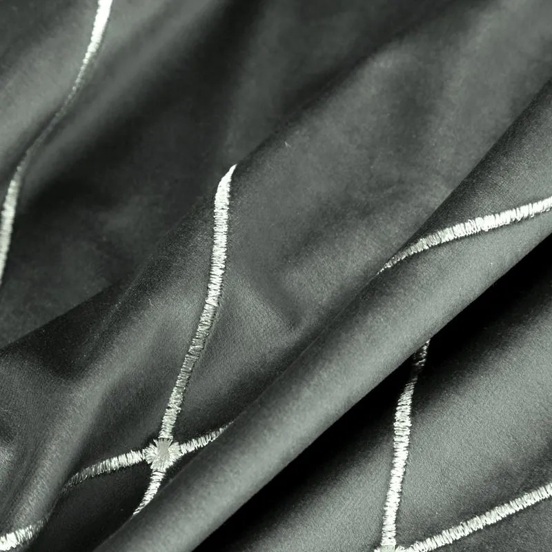 EUROFIRANY Zamatová záves zdobená výšivkou 140 cm x 250 cm svetlosivá 100 % polyester