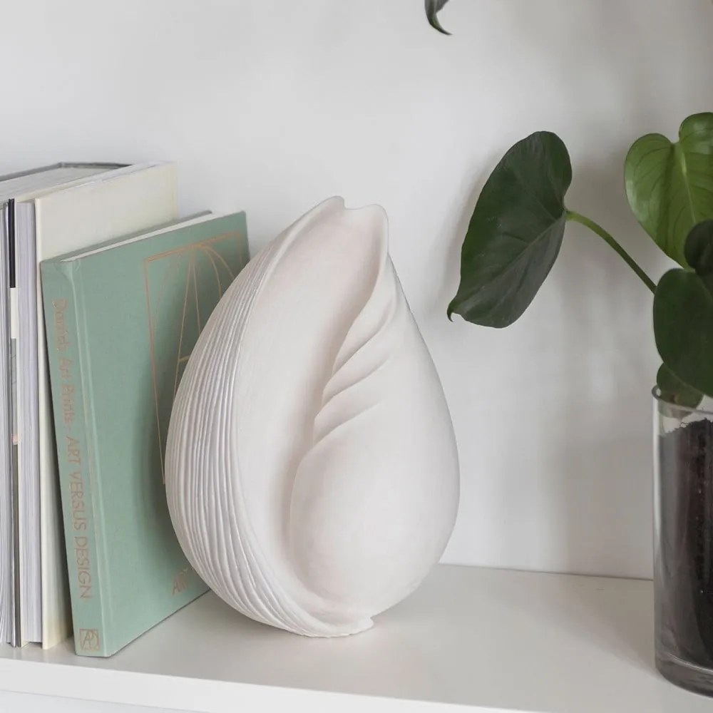Soška z polyresínu (výška 30,5 cm) Conch – Mette Ditmer Denmark