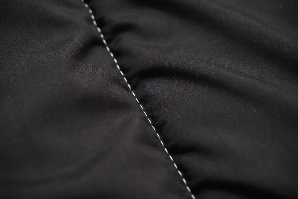 Celoročná prešívaná prikrývka 140x200 cm z dutého vlákna, čierna