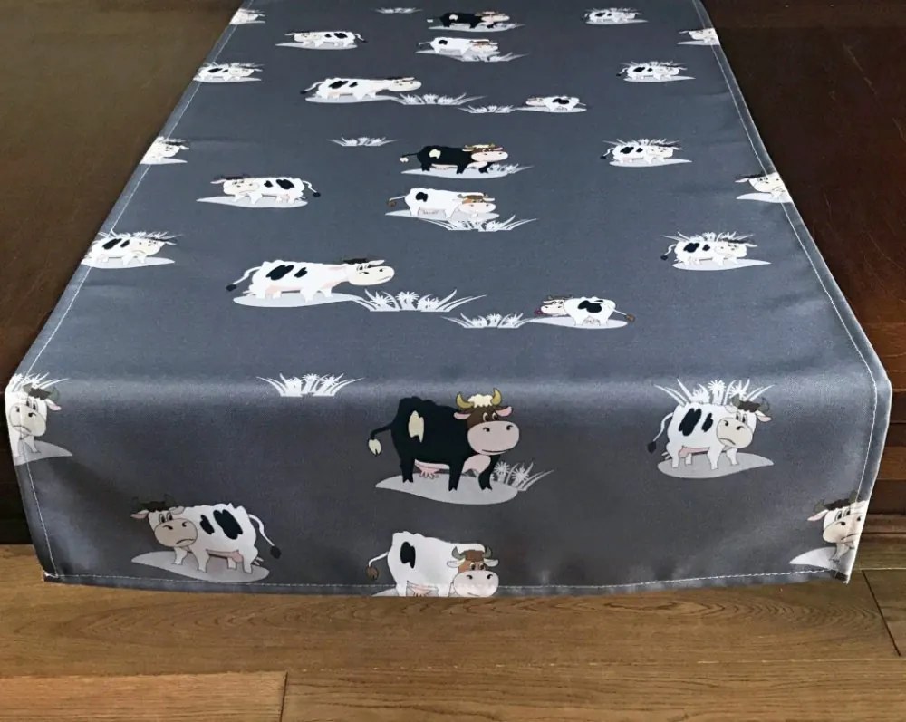 Sivý behúň s motívom kravičiek Šírka: 40 cm | Dĺžka: 140 cm