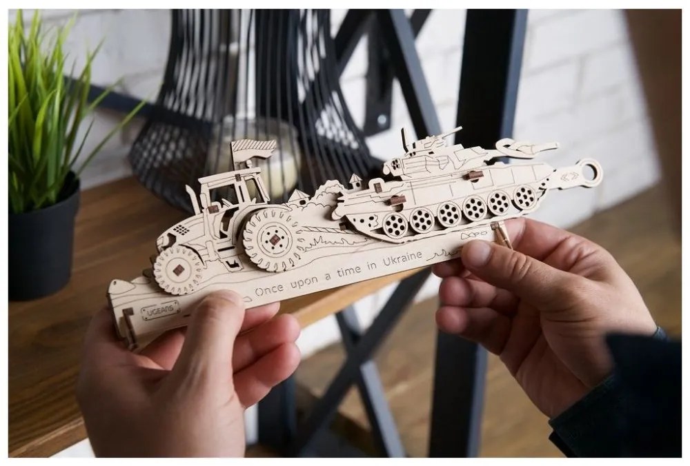 Ugears 3D drevené mechanické puzzle Brave UA Tractor