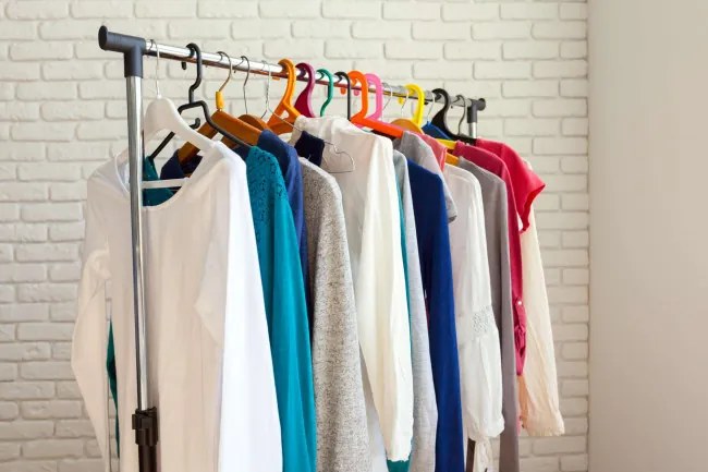 Vešiakový stojan na kolieskach IDA čierny