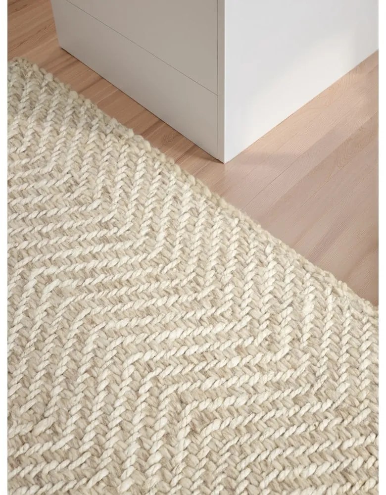 Krémový/slonovinový ručne tkaný koberec s prímesou vlny 160x230 cm Majoli – Elle Decoration