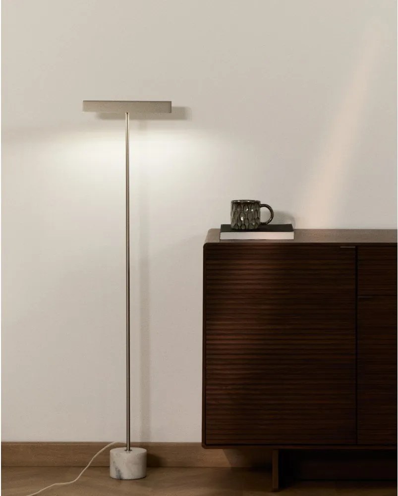 Stojacia lampa v striebornej farbe (výška 121 cm) Lynor – Kave Home