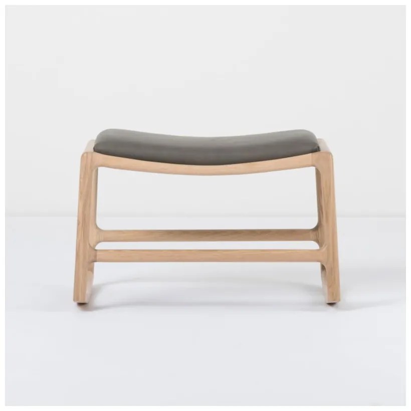 Podnožka s konštrukciou z masívneho dubového dreva so sivým koženým detailom Gazzda Dedo