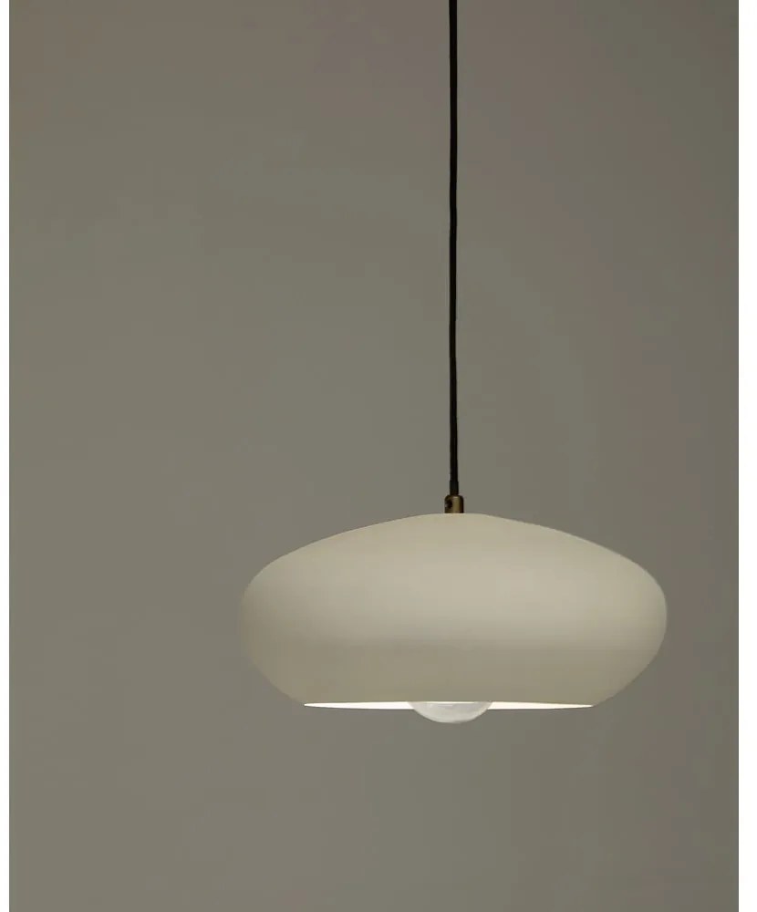 Biele závesné svietidlo s kovovým tienidlom ø 40 cm Inda – Kave Home