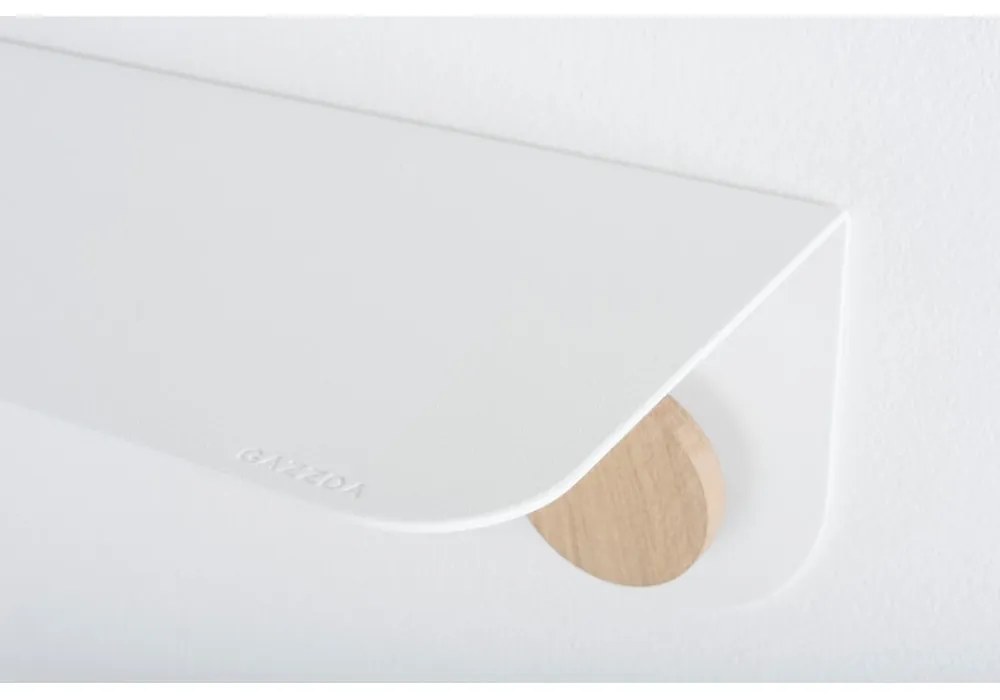 Nástenná biela polica z ocele s detailom z dubového dreva s 2 háčikmi Gazzda Hook, dĺžka 70 cm