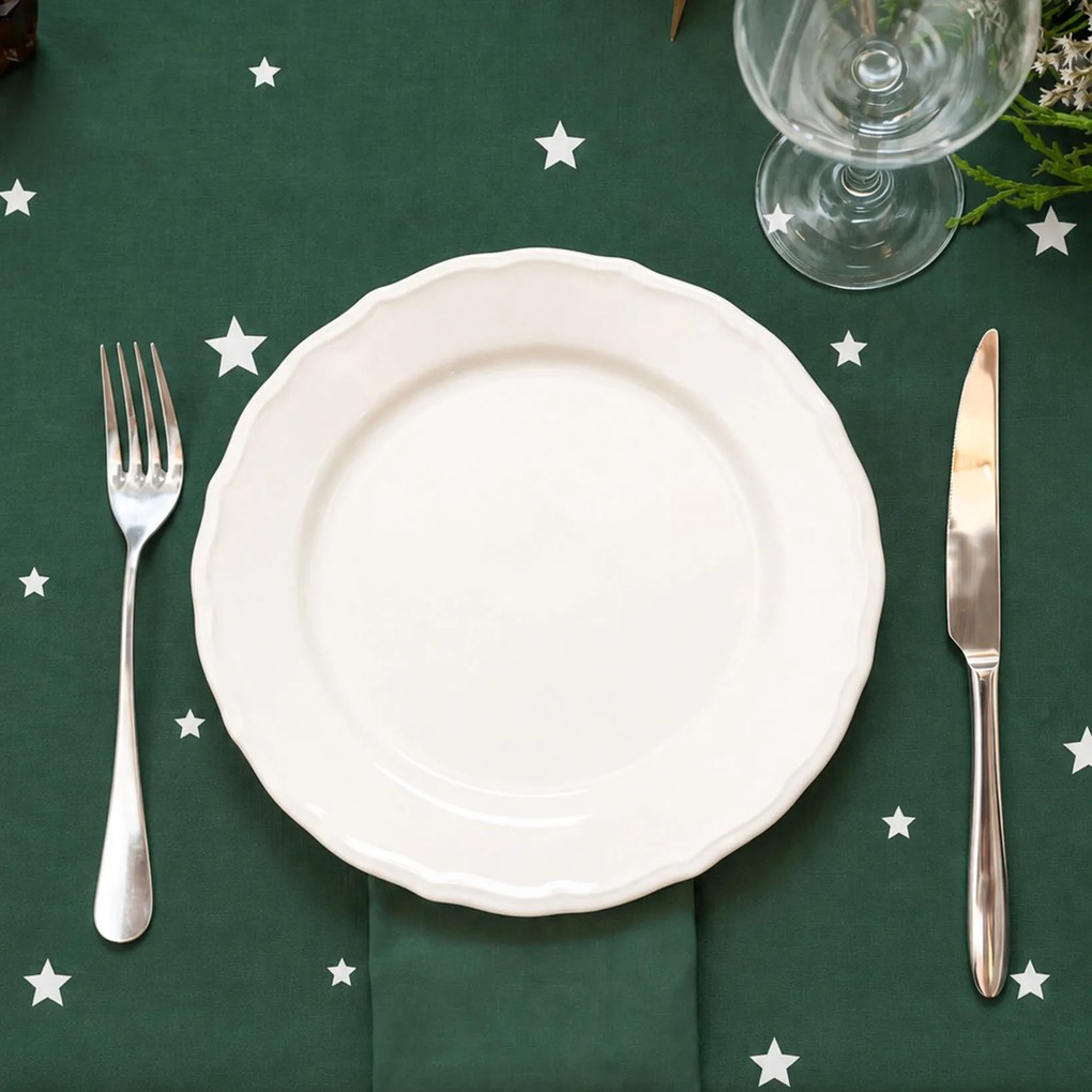 Goldea vianočný hranatý obrus 100% bavlnené plátno - hviezdičky na tmavo zelenej 100 x 100 cm