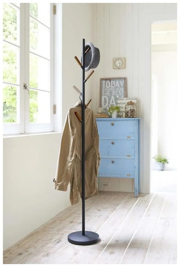 Čierny stojací vešiak s detailmi z bukového dreva YAMAZAKI Plain Pole Hanger