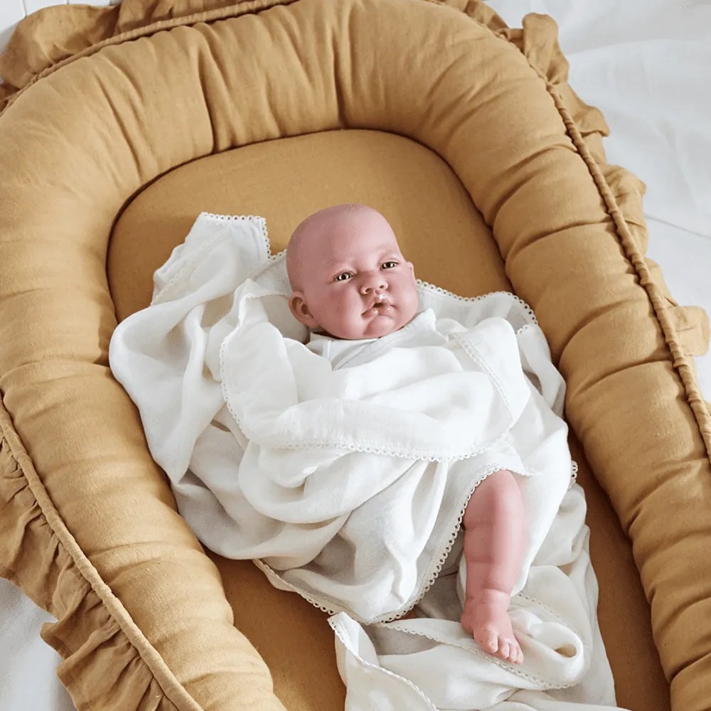 Ľanové hniezdo pre bábätko s volánom karamelová