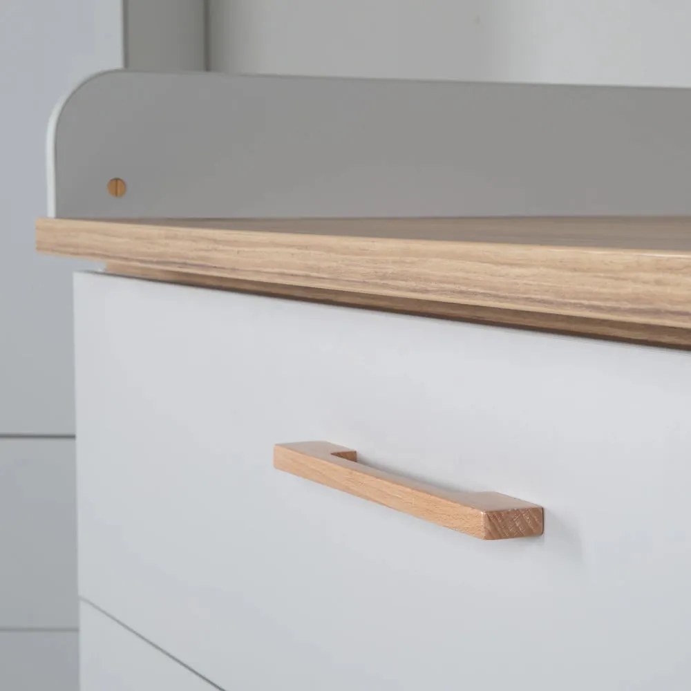 Svetlosivá nízka detská komoda v dekore duba s prebaľovacím pultom 117x104 cm Caro – Roba