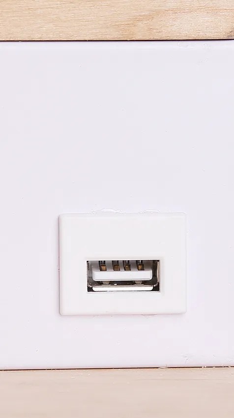 Drevená nástenná lampa + biela s poličkou LED 4000k - POSLEDNÝ KUS