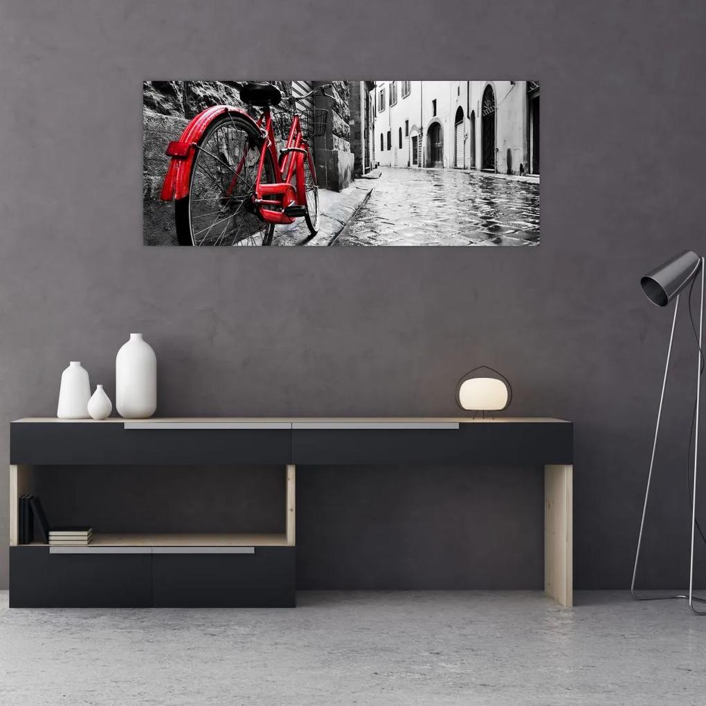 Obraz červeného kolesa na dláždenej ulici (120x50 cm)