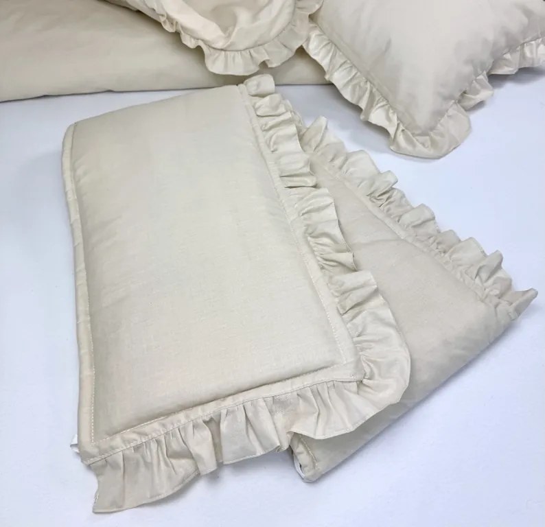 Mantinel do postieľky Béžový s volánikom – jemný, bezpečný a elegantný doplnok pre bábätko