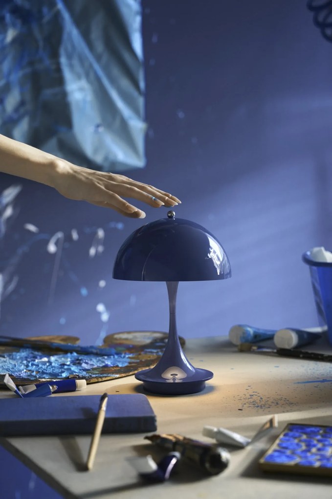 Louis Poulsen Prenosná lampa Panthella 160 V3 Indigo blue