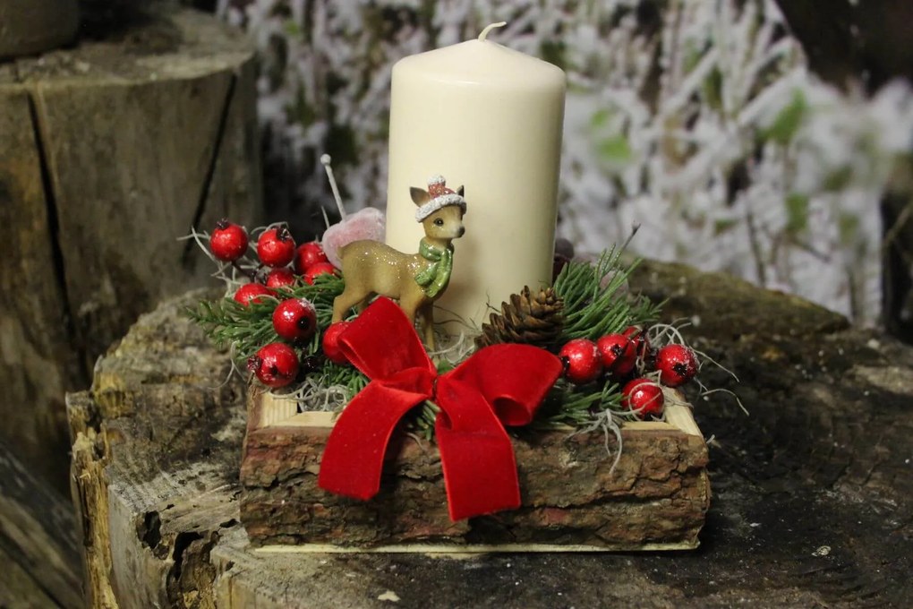 Vianočný farebný svietnik so sviečkou a jelenčekom
