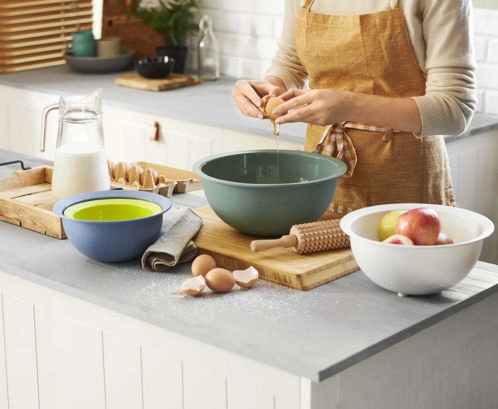 Rotho Plastové misky - súprava 3 kuchynských misiek a sitka CARUBA, mix farieb