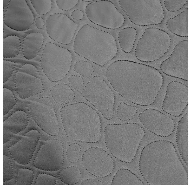Sivý prehoz na posteľ so vzorom STONE Rozmer: 200 x 220 cm
