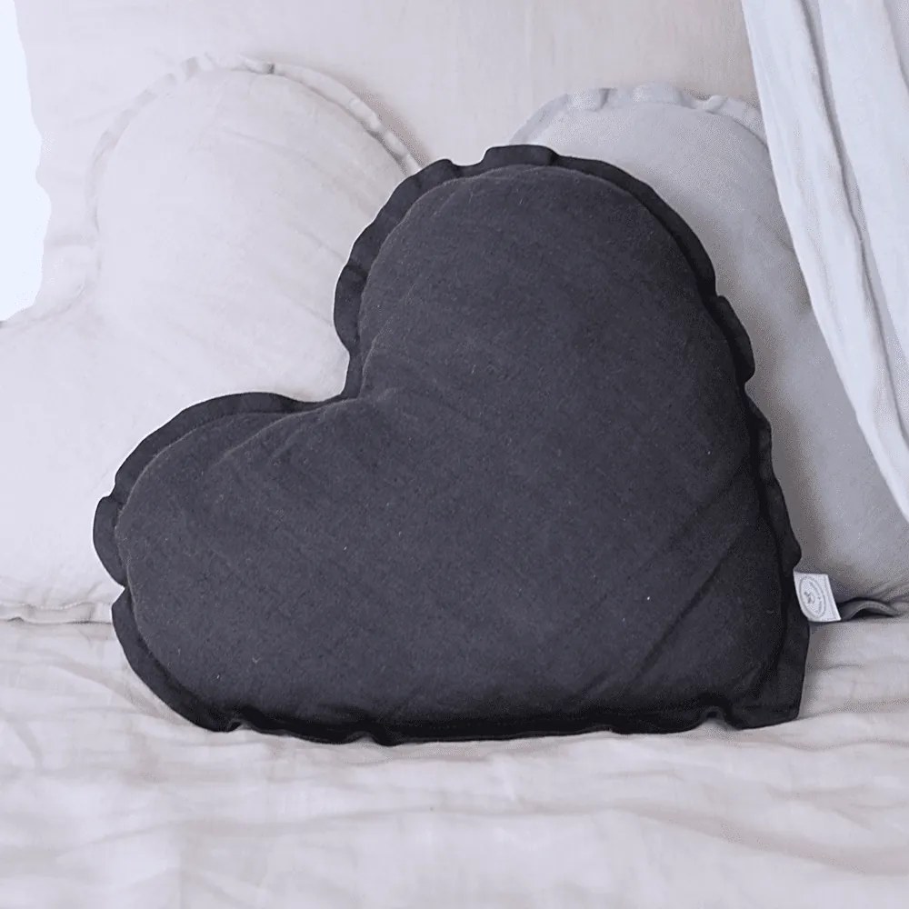 Ľanový vankúš srdca grafitová 44cm