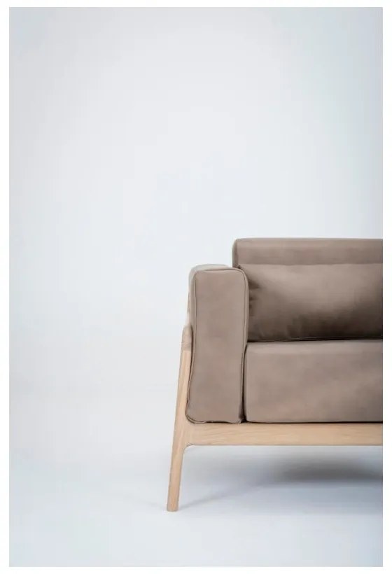 Svetlohnedé kreslo z byvolej kože konštrukciou z masívneho dubového dreva Gazzda Fawn